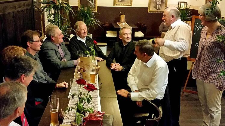 Gemütliches Beisammensein im Saporito, rechts außen Dagmar Wennmacher, daneben Michael Kilcoyne  Foto: privat