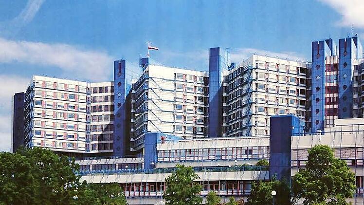 Die Fotomontage zeigt, wie das Klinikum am Bruderwald nach Fertigstellung des vierten Bettenturmes aussehen wird. Foto: RiegerPress