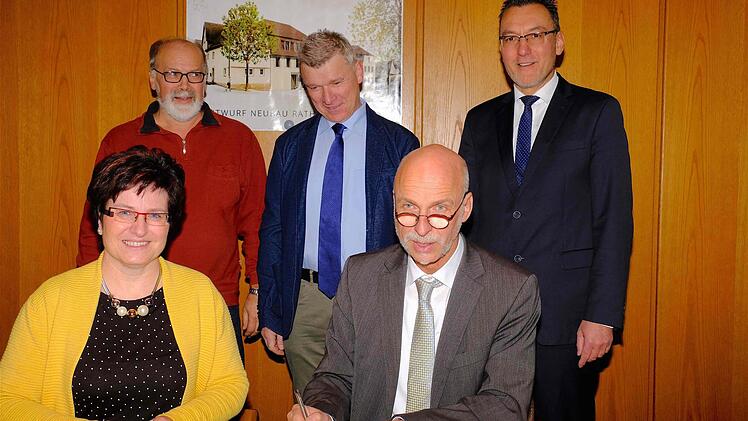 Patricia Schießer und Kay Blankenburg bei der Vertragsunterzeichnung; (hinten von links): August Weingart, Alfred Gündling und Thomas Hack.  Foto: Gerd Schaar