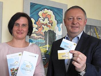 Stefanie Sch&uuml;hler und Landrat Thomas Bold pr&auml;sentieren Ehrenamtskarte und Flyer.  Foto: Larissa Renninger