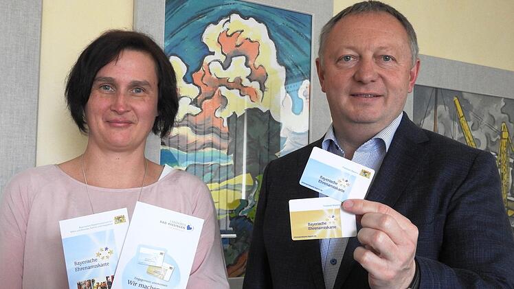 Stefanie Sch&uuml;hler und Landrat Thomas Bold pr&auml;sentieren Ehrenamtskarte und Flyer.  Foto: Larissa Renninger