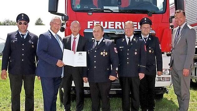 Eine Delegation der Buttenheim Feuerwehr mit B&uuml;rgermeister Michael Karmann (Dritter von links) mit Innenminister Joachim Herrmann und dem Parlamentarischen Staatssekret&auml;r im Bundesinnenministerium G&uuml;nter Krings bei der &Uuml;bergabe der neuen Einsatzfahrzeuge f&uuml;r den Katastrophenschutz in M&uuml;hldorf/Inn Foto: p