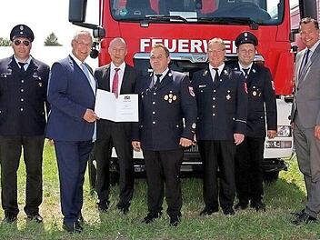 Eine Delegation der Buttenheim Feuerwehr mit Bürgermeister Michael Karmann (Dritter von links) mit Innenminister Joachim Herrmann und dem Parlamentarischen Staatssekretär im Bundesinnenministerium Günter Krings bei der Übergabe der neuen Einsatzfahrzeuge für den Katastrophenschutz in Mühldorf/Inn Foto: p