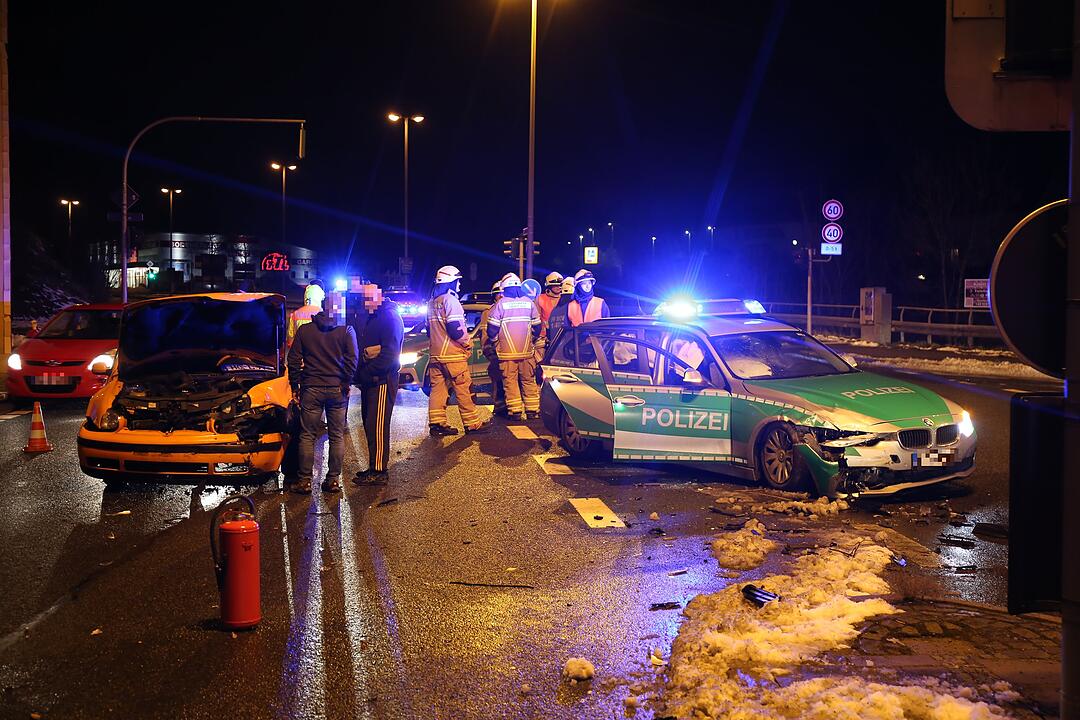 Frontalzusammenstoß mit einem Polizeiwagen in Hof