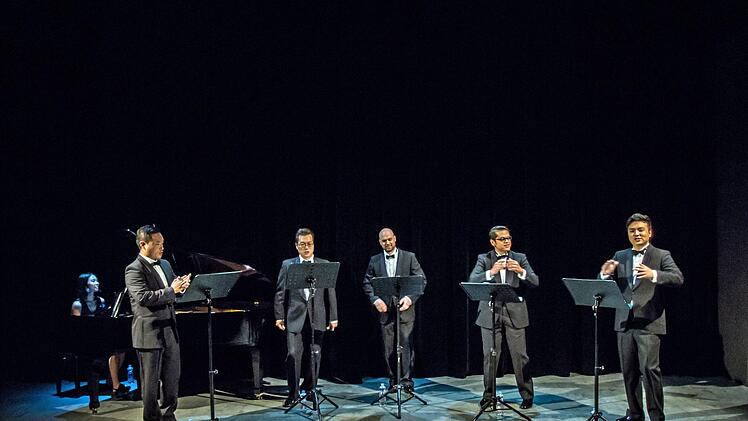 "Love of Autumn": Mit einem Liederabend begeistern fünf Sänger aus den Reihen des Landestheater-Chores bei einem Liederabend in der Reithalle. Am Klavier begleitete Mina Kim.Foto: Jochen Berger