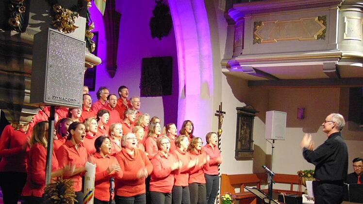 Der Auftritt des Gospelchors  begeisterte. Foto: Petra Malbrich