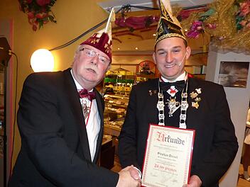 Ordenskanzler Werner Zobel (links) verleiht Stephan Dresel den Till  von Franken.Thomas Weichert