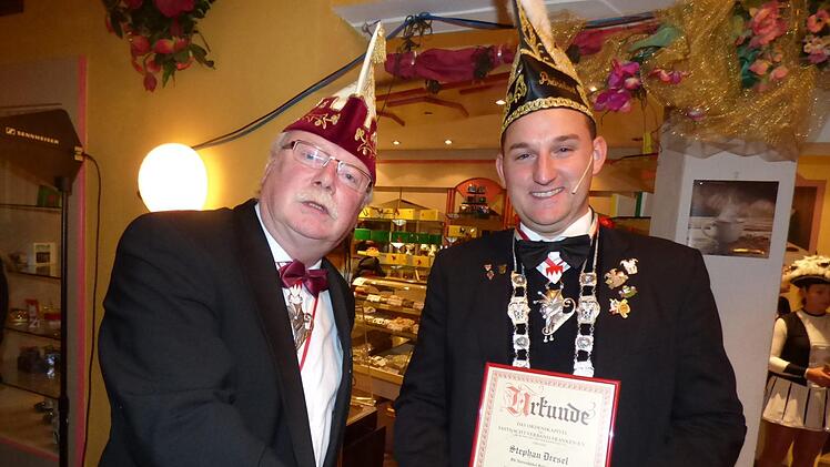 Ordenskanzler Werner Zobel (links) verleiht Stephan Dresel den Till  von Franken.Thomas Weichert