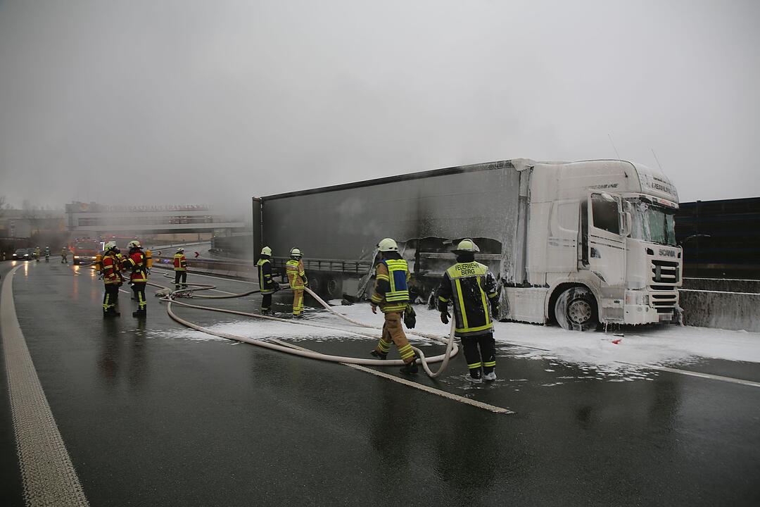 Nach Kollision mit Leitplanke: Lastwagen geht auf A9 in Flammen auf