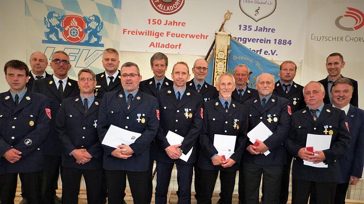 Die Ehrungen bei der Feuerwehr (von links): Kommandant Christian Gräf, Kreisbrandmeister Udo Herrmannsdörfer, Kreisbrandinspektor Siegfried Zillig, Vorsitzender Thomas Heinz, Kreisbrandinspektor Fritz Weinlein, Ralf Glas, Franz Hächl, Detlef Zenk, Thomas Schneider, Paul Schirmer, Erwin Hopfenmüller, Horst Angermann, Stefan Lindner, Roland Gräf, Bürgermeister Martin Bernreuther und Landrat  Söllner. Foto: Werner Reißaus
