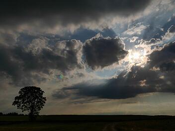 Das Wetter in Franken schwankt stark: Am Samstag kann es nochmal Sonnenschein geben, ab Sonntag regnet es wieder. Symbolbild Nicolas Armer/dpa