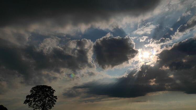 Das Wetter in Franken schwankt stark: Am Samstag kann es nochmal Sonnenschein geben, ab Sonntag regnet es wieder. Symbolbild Nicolas Armer/dpa