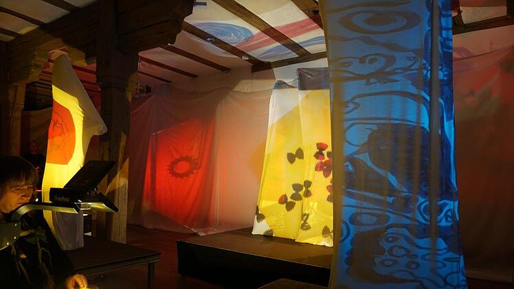 Mit farbigen Folien und unterschiedlichen Gegenständen auf dem  Overheadprojektor wurde die Darbietung der Tänzer untermalt. Foto: Marion Eckert