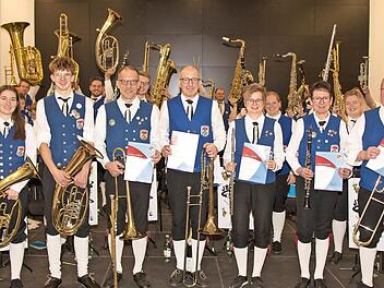 Die Geehrten in der ersten Reihe von links: Vanessa Schmitt, Luca Schmitt, Jakob Römmelt, Holger Wirth, Reimar Wirth, Bettina Meier, Claudia Bienüller, Walter Schmitt und Jürgen Köster vom Nordbayerischen Musikbund (NBMB)