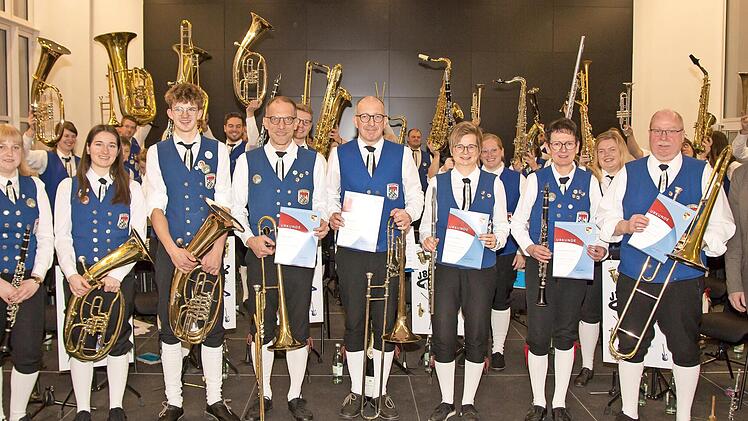 Die Geehrten in der ersten Reihe von links: Vanessa Schmitt, Luca Schmitt, Jakob Römmelt, Holger Wirth, Reimar Wirth, Bettina Meier, Claudia Bienüller, Walter Schmitt und Jürgen Köster vom Nordbayerischen Musikbund (NBMB)