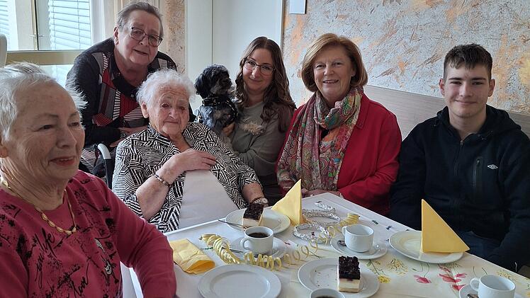 Hof: Seniorin feiert 100. Geburtstag - "ganz besonderes Jubil&auml;um"