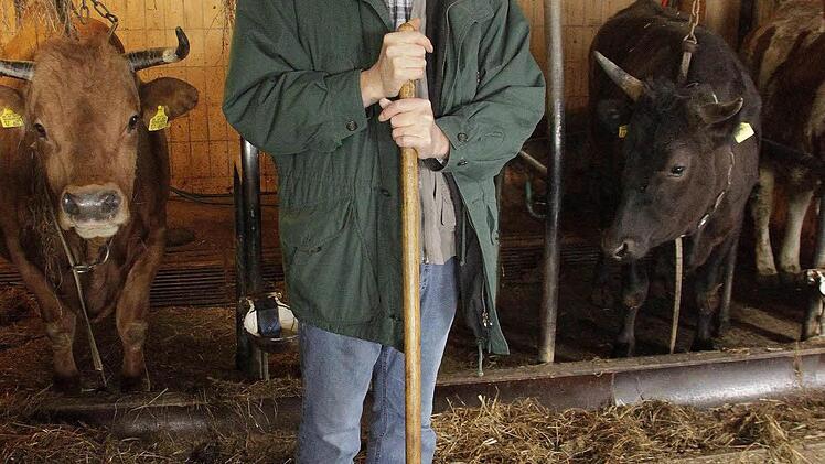 Herr Goi macht sauber in seinem Wagyu-Stall in der Fränkischen Schweiz.