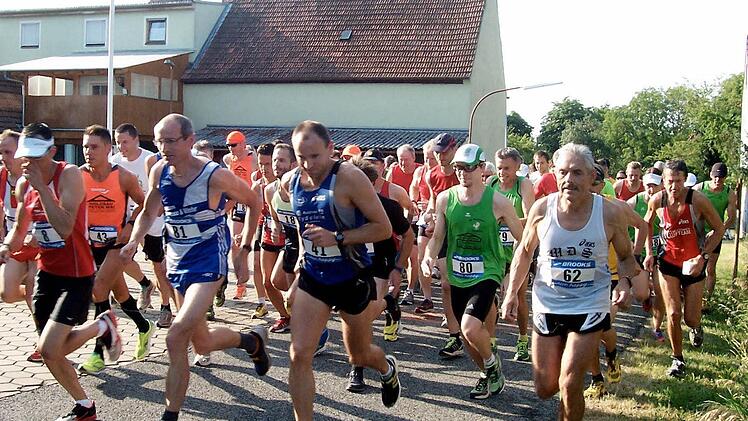 Bei sengender Hitze machten sich die Athleten auf die Strecke des Altenschönbacher Schlossberglaufes. Der Berg wurde ihnen erlassen und die Strecke um rund eineinhalb Kilometer verkürzt. Foto: Marina Zimmermann