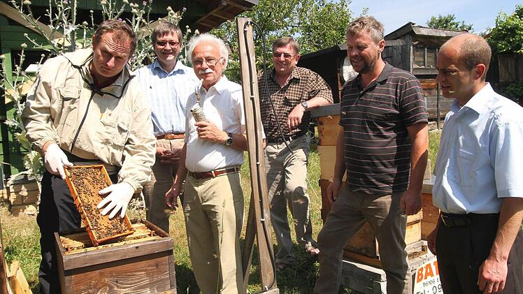Auf dem Lehrbienenstand in Kirchlauter informierte der staatliche Fachberater für Bienen Gerhard Müller-Englert über das Bienenmonitoring. Von links Fachberater Erhard Müller-Englert, Kreisvorsitzender Dr. Werner Hornung, Karl Schmitt, Peter Kirchner, Guntram Ulsamer und Bürgermeister Jochen Stepppert.