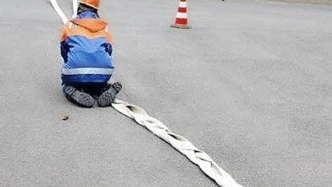 Die Jugendlichen beweisen Geschick beim Schlauchflechten.