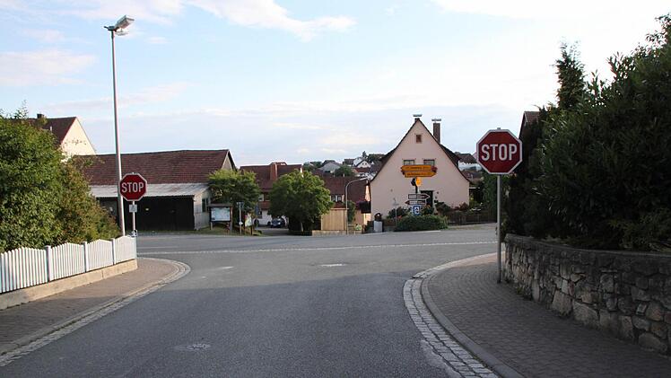 Manche Lkw biegen rechts Richtung Breitenbach und Mitgenfeld ab, andere rollen weiter Richtung Unterleichtersbach. Foto: Ulrike Müller