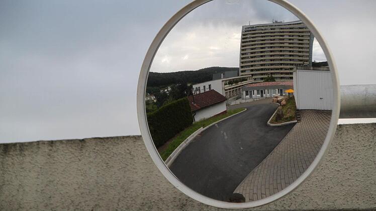 Blick zurück: Das Kurstift im Spiegel. Die neue Pflegestation ist als Anbau unterhalb gut zu erkennen. Foto: Ulrike Müller