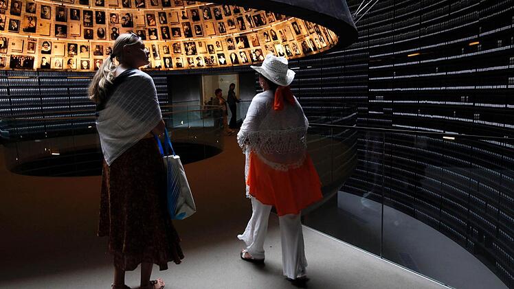 Zum Holocaust-Gedenktag am 27. Januar ruft der Jüdische Weltkongress zu der Internet-Aktion auf, ein Selfie mit den Worten "We remember" zu posten. Foto: EPA/MIRIAM ALSTER ISRAEL