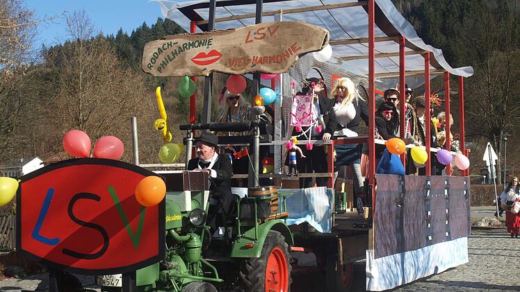 Impressionen vom Faschingstreiben in Steinwiesen. Foto: Susanne Deuerling