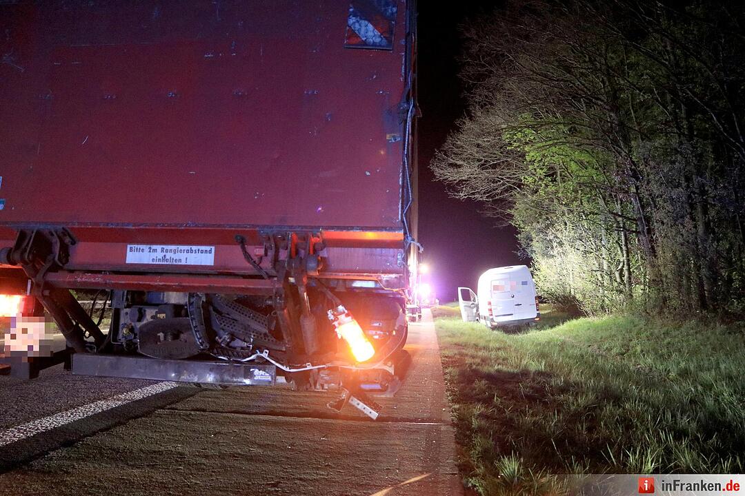 A3: Kleintransporter fährt auf Lkw auf – Fahrer wird schwer verletzt