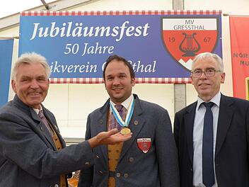 Beim 50-jährigen Jubiläumsfest des Musikvereins Greßthal übergab Oswald Wild (links) sein Amt als Vorsitzender an Sebastian Weth. Rechts: Schirmherr Bürgermeister Anton Gößmann.  Foto: Elmar Heil