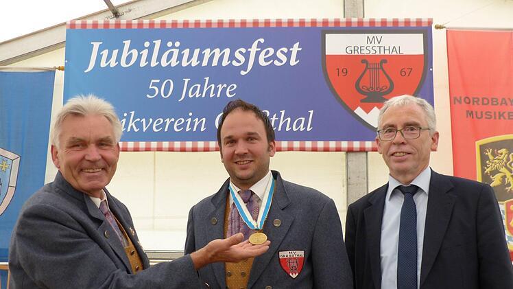 Beim 50-jährigen Jubiläumsfest des Musikvereins Greßthal übergab Oswald Wild (links) sein Amt als Vorsitzender an Sebastian Weth. Rechts: Schirmherr Bürgermeister Anton Gößmann.  Foto: Elmar Heil
