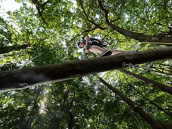 Sch&uuml;ler einer Schule aus Schweinfurt besuchen mit zwei Lehrkr&auml;ften den Kletterwald neben dem Baggersee in Schweinfurt. Foto: Daniel Peter.