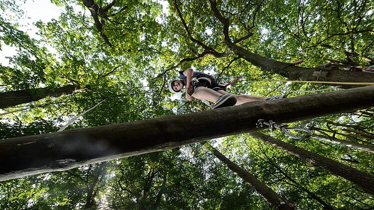 Sch&uuml;ler einer Schule aus Schweinfurt besuchen mit zwei Lehrkr&auml;ften den Kletterwald neben dem Baggersee in Schweinfurt. Foto: Daniel Peter.