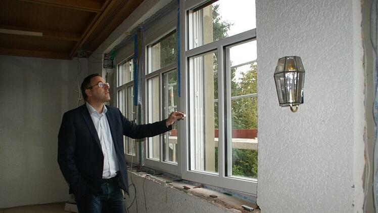 Die neuen Fenster am   Rathaus stecken voller Details von der Beschattung bis zur integrierten Lüftung - und sie verändern die Ansicht durch das fränkische Fensterkreuz.