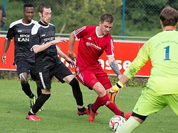 Der TSV Steinberg mit Abou Sidibe und Adam Kraus (von links) erwartet am Samstag  in einem wichtigen Duell der Kreisliga 2 den FC Kronach. Foto: Heinrich Weiß