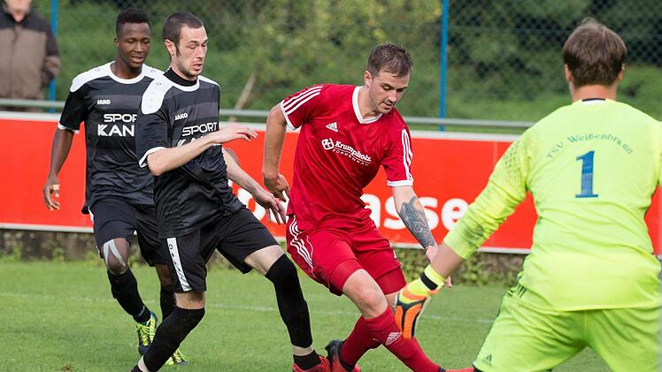 Der TSV Steinberg mit Abou Sidibe und Adam Kraus (von links) erwartet am Samstag  in einem wichtigen Duell der Kreisliga 2 den FC Kronach. Foto: Heinrich Weiß