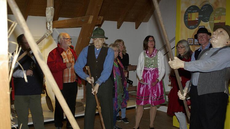 Bei der mundartlichen Reise in die Vergangenheit zeigte sich Elisabeth Albert als sachkundige Führerin im Stadtmuseum Herrenmühle.Winfried Ehling