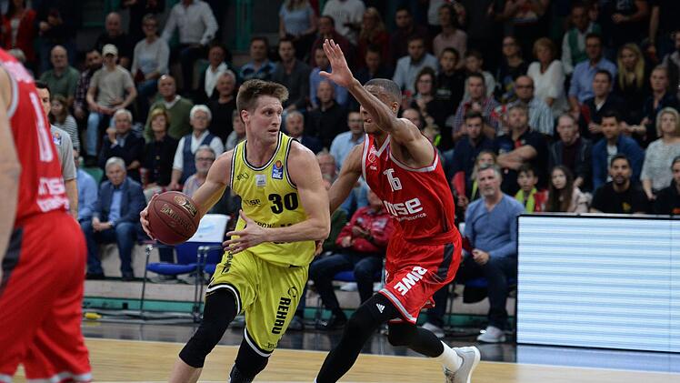 Nik Raivio dribbelt an  Louis Olinde vorbei. Foto: Peter Mularczyk