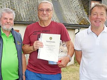 Karlheinz Schuberth (Mitte) wurde beim Sommerfest von stellvertretendem Hauptvereinsvorsitzenden Josef Daum (links) und Obmann Michael Wolf (rechts) für seine 40-jährige Mitgliedschaft in der Ortsgruppe Nordhalben des Frankenwaldvereins geehrt. Foto: Norbert Neugebauer
