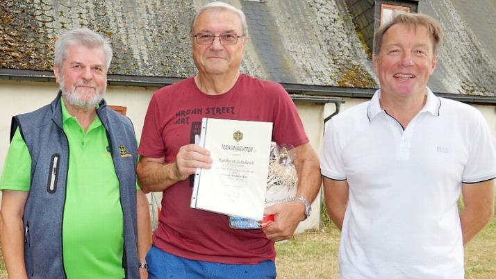 Karlheinz Schuberth (Mitte) wurde beim Sommerfest von stellvertretendem Hauptvereinsvorsitzenden Josef Daum (links) und Obmann Michael Wolf (rechts) für seine 40-jährige Mitgliedschaft in der Ortsgruppe Nordhalben des Frankenwaldvereins geehrt. Foto: Norbert Neugebauer