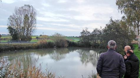 Der L&ouml;schweiher in Oberschwappach am Ortsende in Richtung Wohnau verliert Wasser. Beim Ortstermin machte sich das Gremium Gedanken &uuml;ber das weitere Vorgehen.  Fotos: Christiane Reuther