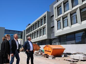 Abteilungsleiterin Stefanie Wizinger, Projektleiter Harald Schäfer und Landrat Thomas Bold besichtigen die BBZ-Baustelle. Foto: Thomas Malz