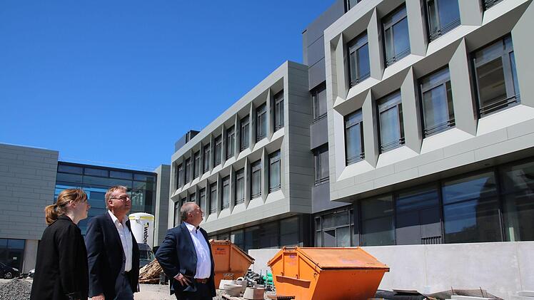 Abteilungsleiterin Stefanie Wizinger, Projektleiter Harald Schäfer und Landrat Thomas Bold besichtigen die BBZ-Baustelle. Foto: Thomas Malz