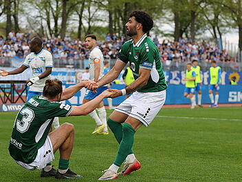 Rostock verzweifelt: FC 05 Schweinfurt feiert Toni Stahl