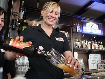 Ein alkoholfreies "Kapuziner"-Weißbier einzuschenken, ist für Steffi und Caro in der "Alten Feuerwache" keine Seltenheit. Für die gesamte Kulmbacher Brauerei ist die Sorte sogar ein "Wachstumstreiber". Foto: Christian Holhut