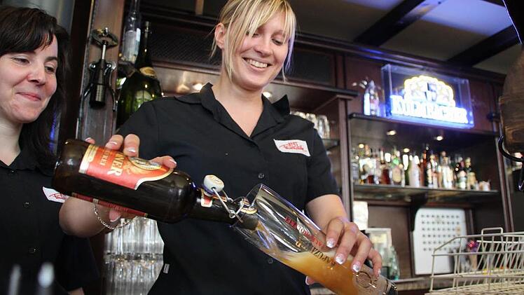 Ein alkoholfreies "Kapuziner"-Weißbier einzuschenken, ist für Steffi und Caro in der "Alten Feuerwache" keine Seltenheit. Für die gesamte Kulmbacher Brauerei ist die Sorte sogar ein "Wachstumstreiber". Foto: Christian Holhut