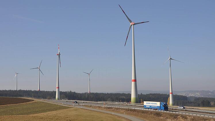 Die Münchberger Windräder an der Autobahn A 9  Foto: Peter Schoberth