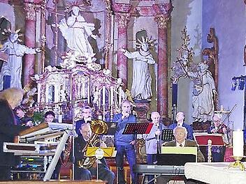Die Seniorenband des BRK Kronach mit ihrem Leiter Rainer Lohr (links) verzauberte das Publikum in der Kronacher Klosterkirche mit Musik, Gedichten und Gedanken zu Weihnachten.  Foto: Heike Schülein