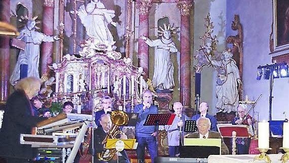 Die Seniorenband des BRK Kronach mit ihrem Leiter Rainer Lohr (links) verzauberte das Publikum in der Kronacher Klosterkirche mit Musik, Gedichten und Gedanken zu Weihnachten.  Foto: Heike Schülein