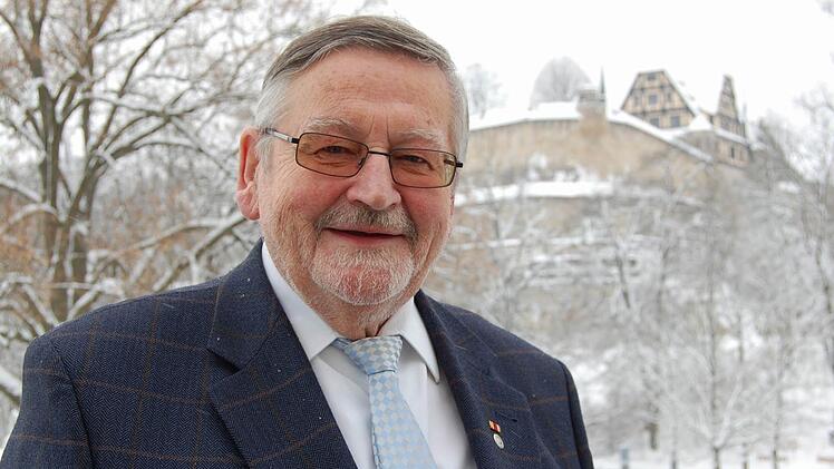 Carl-Ludwig Fahrenholz vor der Veste Coburg - der Einsatz für "seine" Stadt, sei es für den Einzelhandel oder die sozialen Belange, standen für den CSU-Politiker immer im Vordergrund. Foto: CT-Archiv / Oliver Schmidt